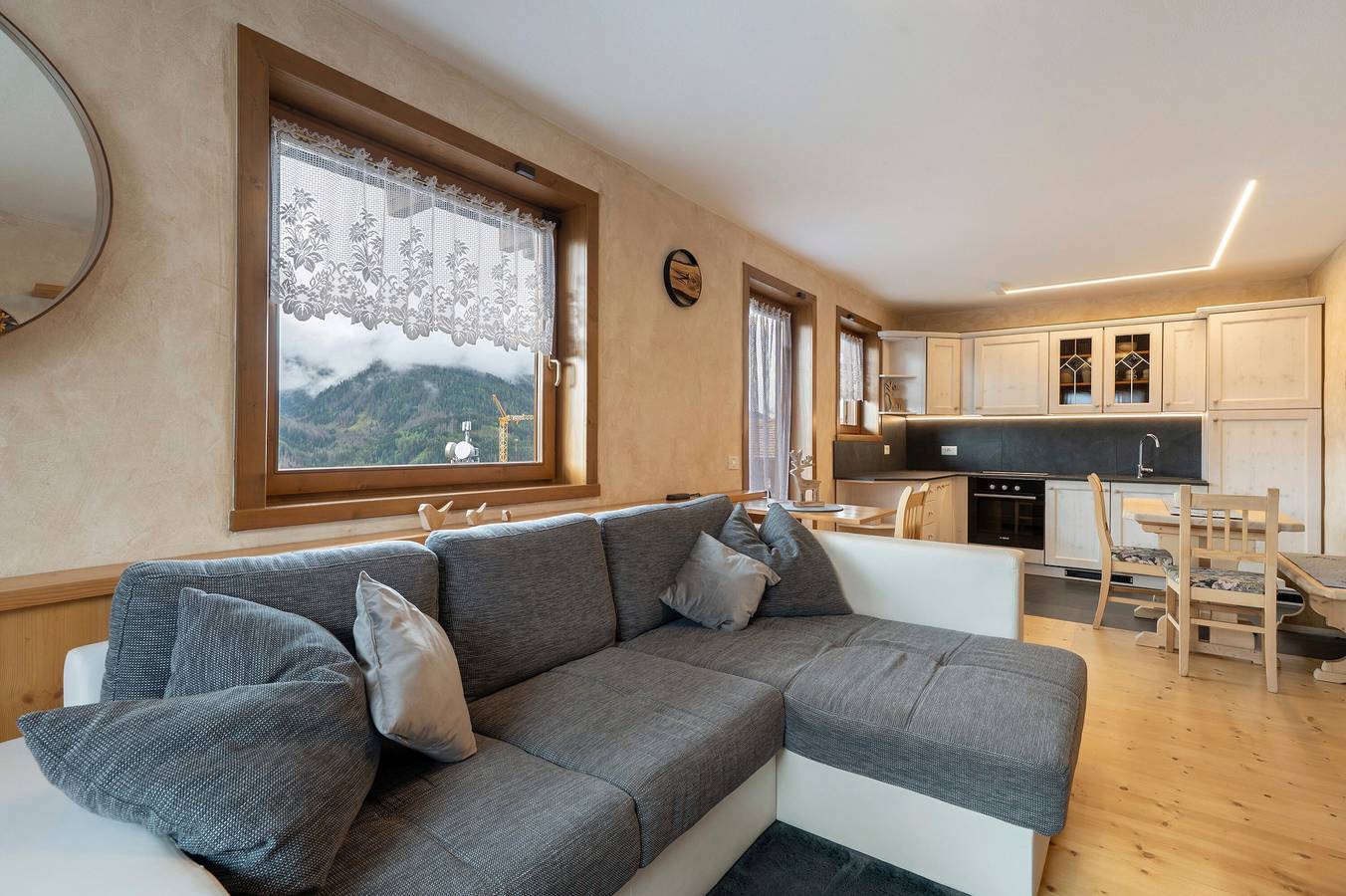 Entire apartment, Apartment 'Casa Elisabeth' with Mountain View, Shared Garden and Balcony in Cavalese, Fleimstaler Alpen