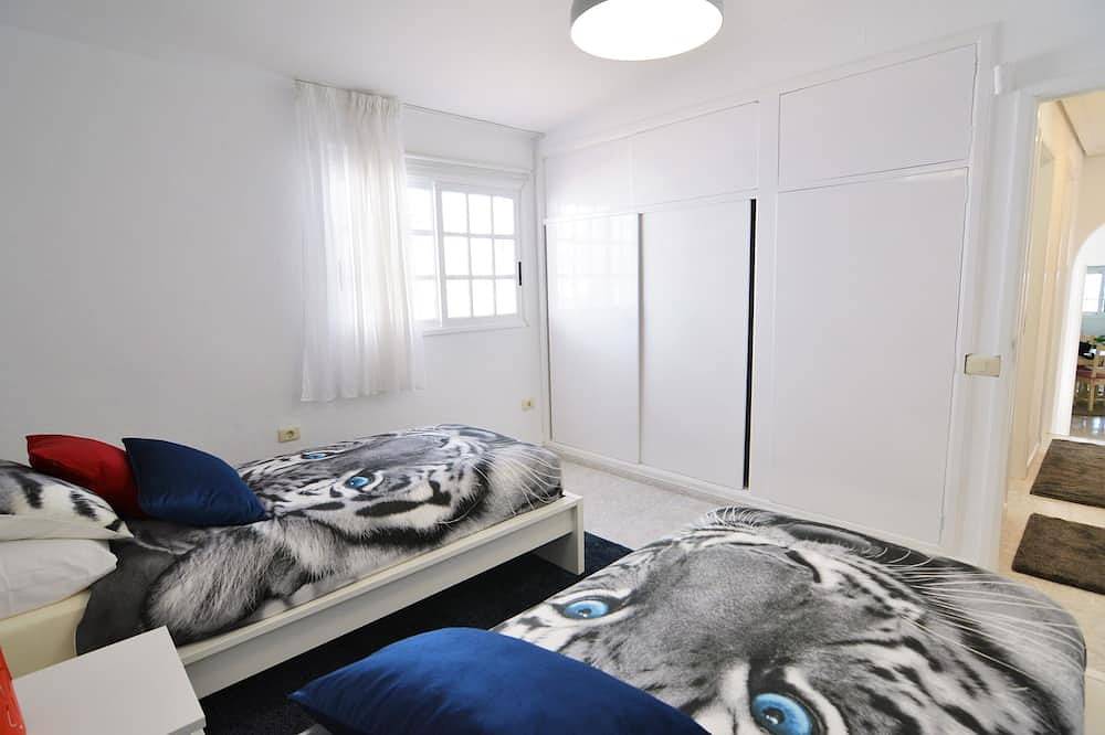 Entire apartment, Apartment in private Villa with sea views, community pool, Wiffi. in Chayofa, Arona