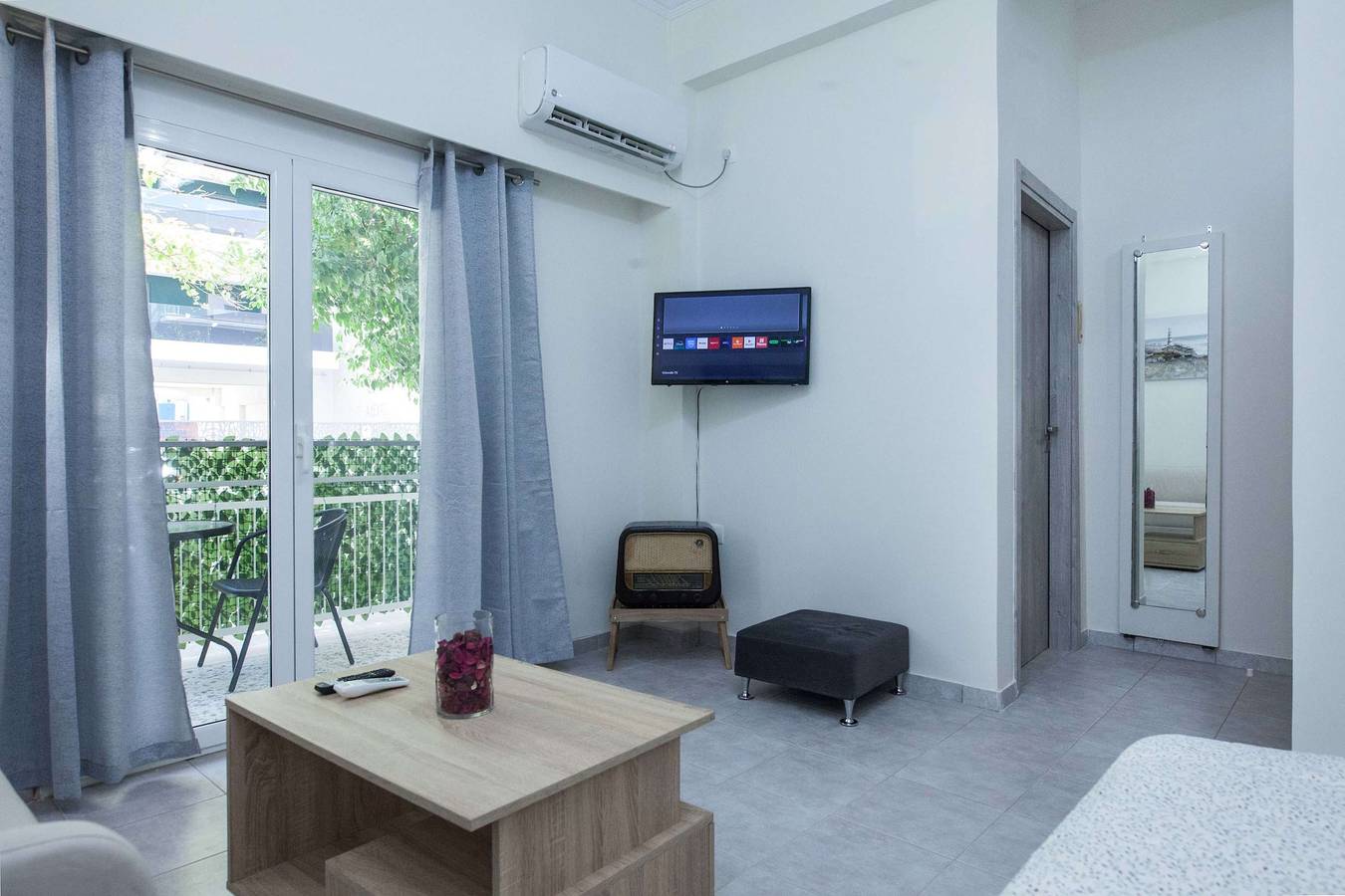 Entire apartment, Sunny 1 Bd Apt in Kallithea with Patio in Athens, South section of Athens