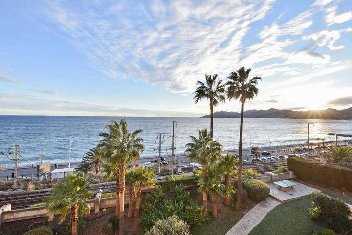 Gîte pour 5 personnes, avec Balcon et Piscine dans Office De Tourisme Cannes La Bocca