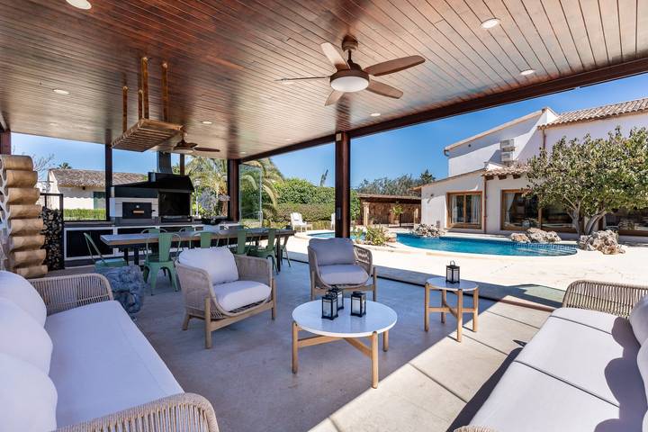 Apartamento entero, Spacious Villa with Pool, BBQ Terrace & En-Suite Bedrooms by Can Panxo in Es Garrovers, Marrachí