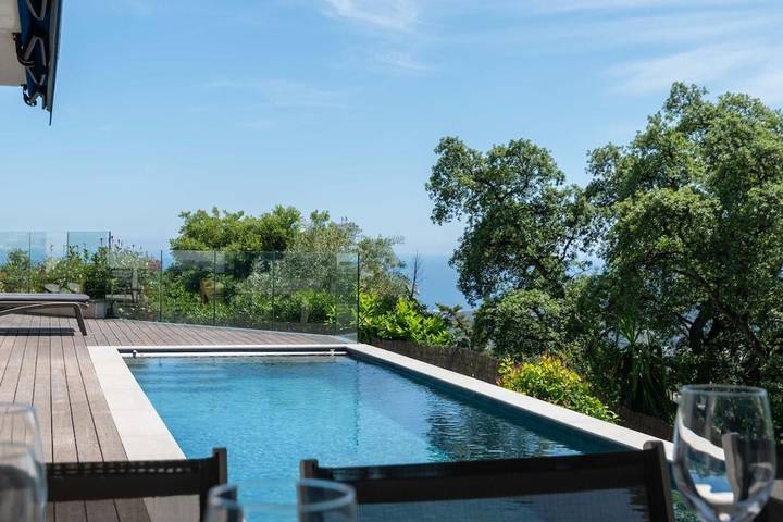 Gîte pour 2 personnes, avec vue ainsi que piscine et jardin, animaux acceptés dans Plage De La Raguette Mandelieu La Napoule - 4
