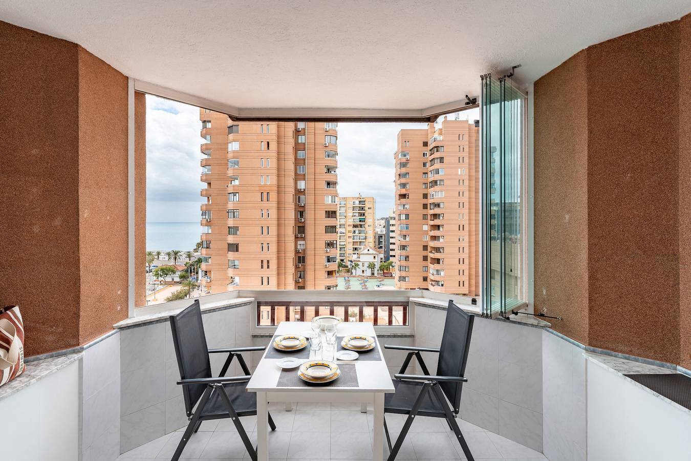 Ganze Wohnung, Ferienwohnung 'Las Palmeras Marina View' mit Meerblick, Wi-Fi und Klimaanlage in Fuengirola Zentrum, Fuengirola