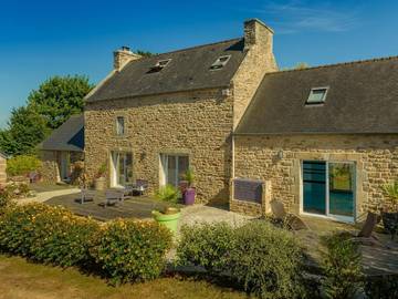 Gîte pour 12 personnes, avec jardin ainsi que piscine et terrasse, animaux acceptés à Plouguin