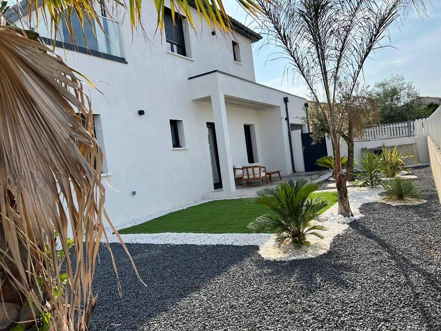 Villa piscine à débordement in Pignan, Côte méditerranéenne (France)
