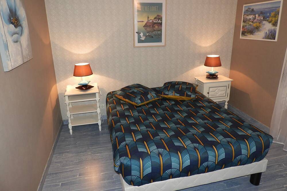 Two Bedrooms Two Steps From The Parish Enclos in Guimiliau, Région de Morlaix