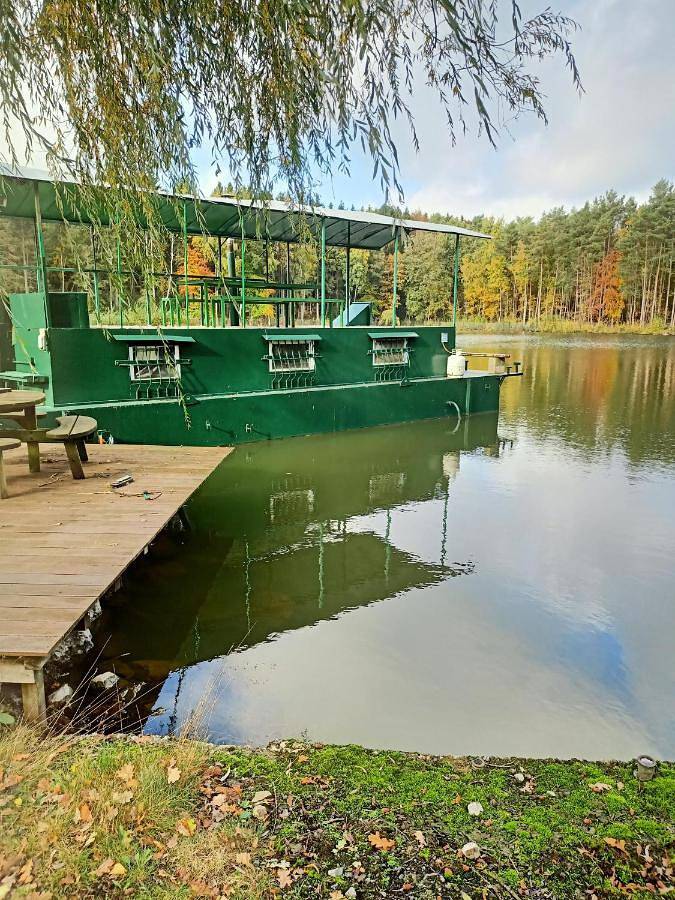 Bateau pour 2 personnes, avec Balcon et Terrasse ainsi que Jardin et Vue sur le lac à Florennes