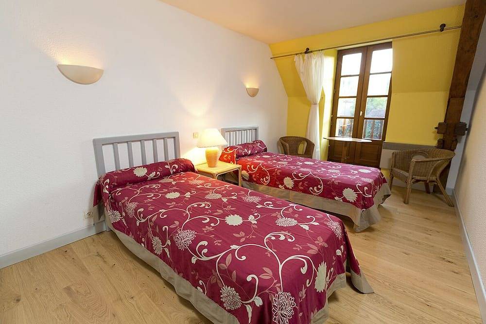 Remarkable spacious gite, swimming pool, terrace, Dordogne valley in the Lot in Loubressac, Massif Central