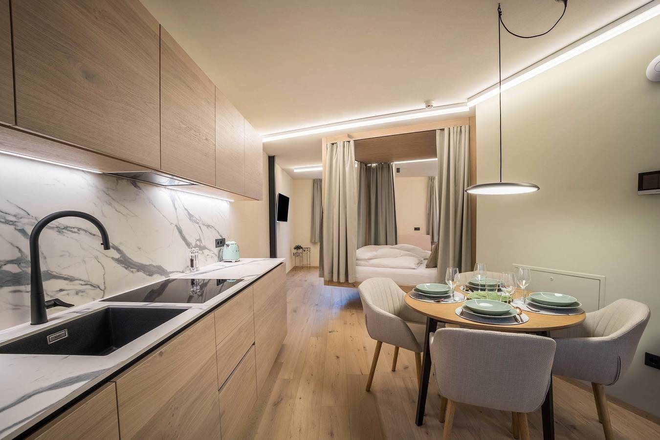 Ganzes Studio, Einzimmerapartment 'Avia Living Teresa' mit Bergblick und Wlan in Bruneck, Östliche Dolomiten