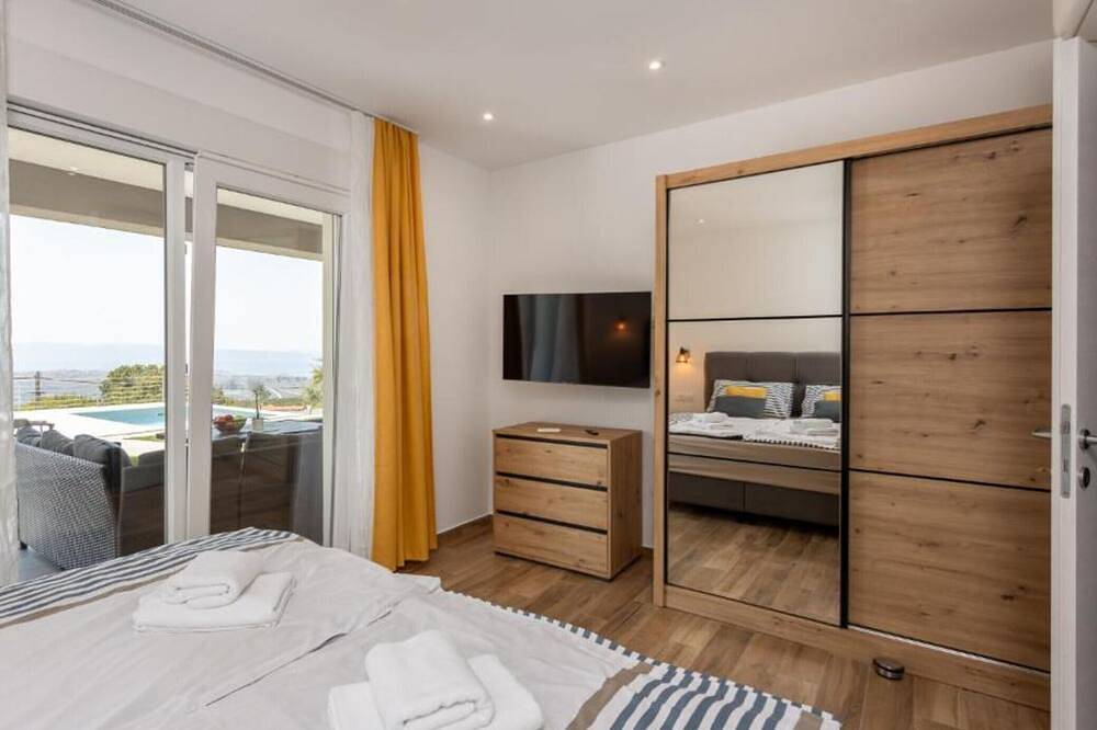 Villa Fran - Four Bedroom Villa with Private Pool in Kraljevica, Primorje-Gorski Kotar