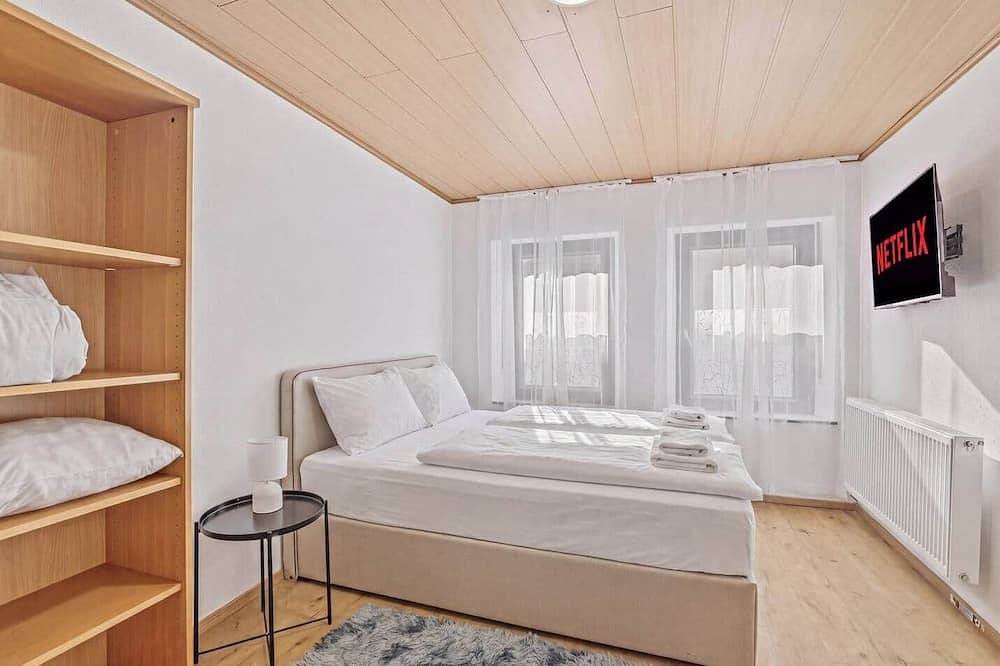 Entire apartment, 5 min from city center | 2 rooms, home cinema & sofa bed in Trier (City), Trier