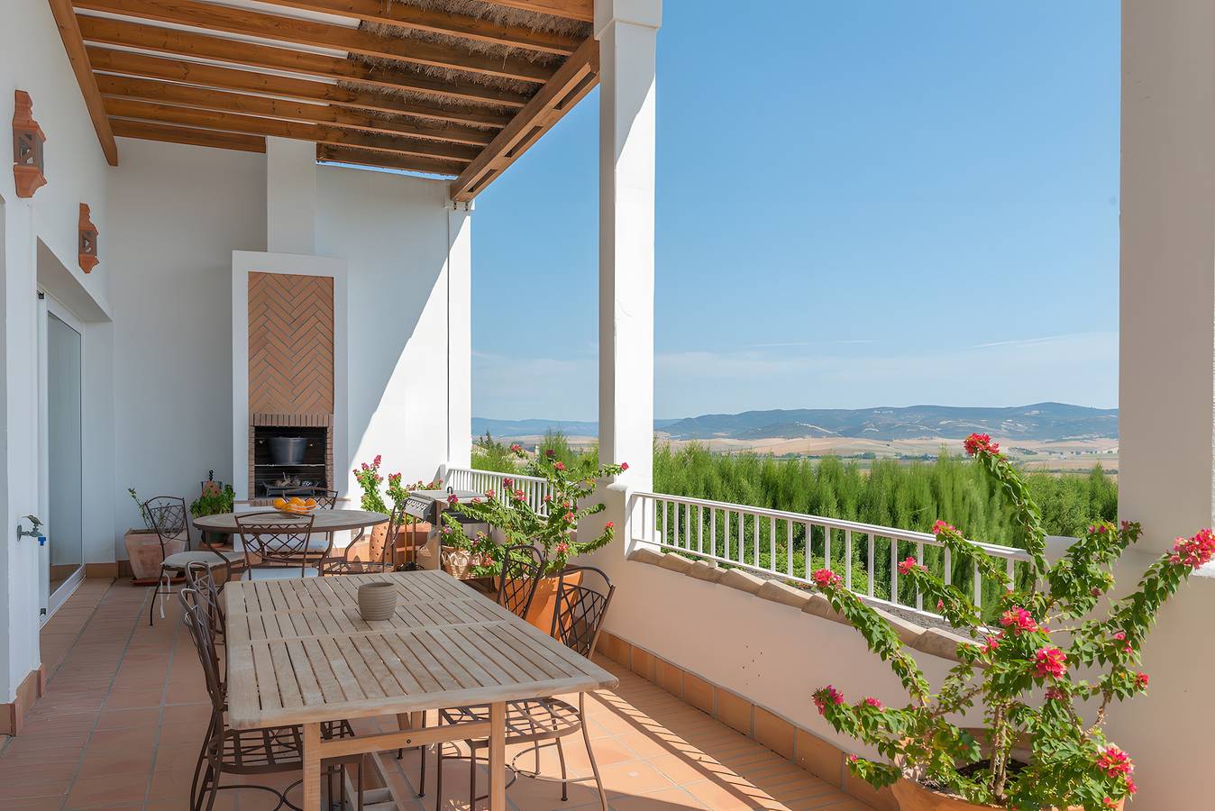 Villa 'Índigo' con vistas a la montaña, Wi-Fi y aire acondicionado in Benalup-Casas Viejas, Costa de la Luz