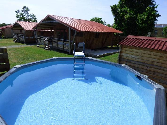 Camping pour 6 personnes, avec jardin et piscine ainsi que vue et bassin pour enfant