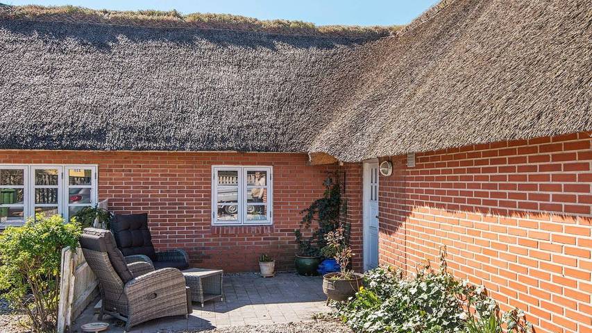 Ferielejlighed for 5 personer, med have og terrasse, husdyr tilladt i Hvidbjerg Strand