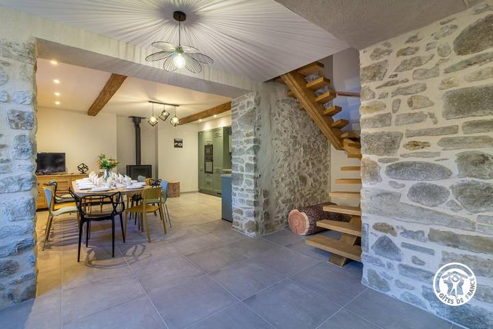Gîte pour 12 personnes, avec terrasse ainsi que jardin et jacuzzi