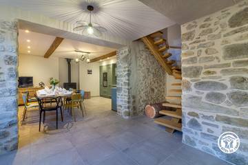 Gîte pour 12 personnes, avec jacuzzi ainsi que jardin et terrasse à Beaudéan