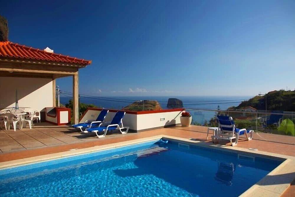Villa Ricardo -, una encantadora villa con piscina climatizada y vistas panorámicas al mar. in Porto da Cruz, Isla de Madeira