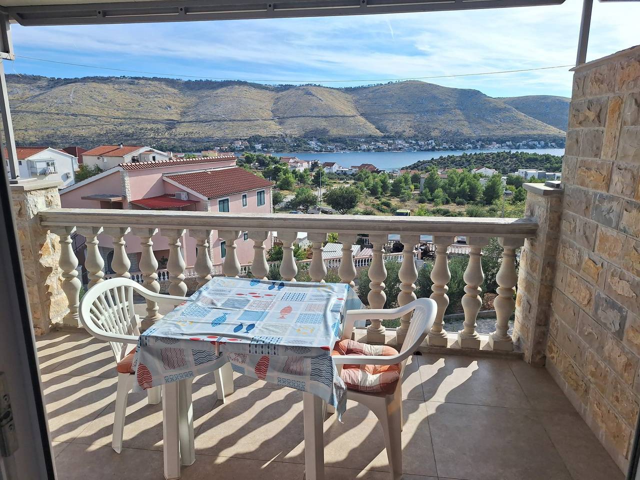 Ganze Wohnung, 1-Zimmer-Ferienwohnung mit Terrasse und Meerblick Grebastica, Sibenik A-24934-c in Zaboric, Šibenik-Knin