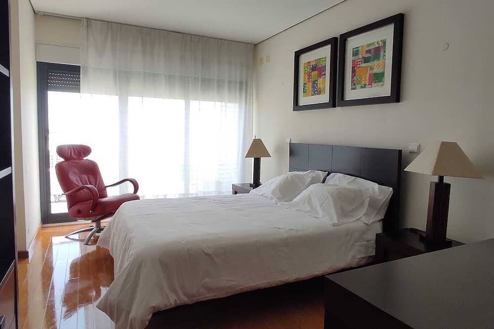 Entire apartment, 180º view in Setúbal marina over the River Sado, Troia, the mountains and the sea. in Setúbal, Arrábida Natural Park