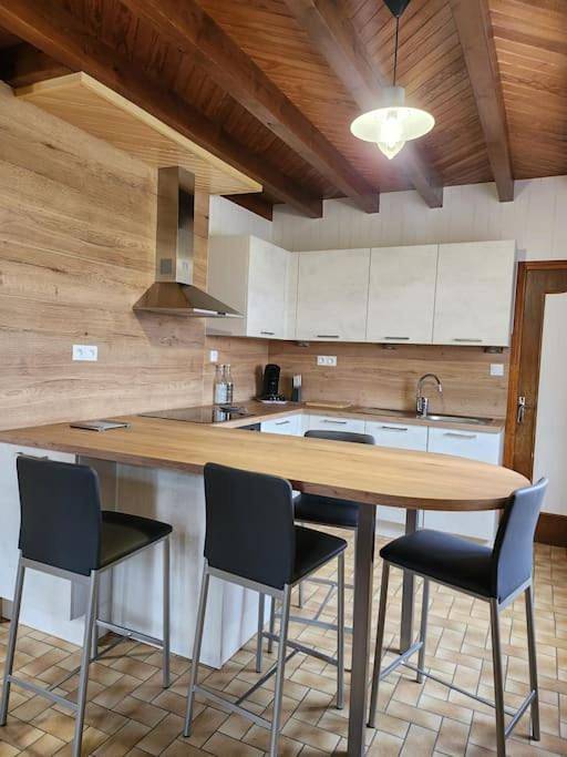 Location de vacances pour 8 personnes, avec terrasse ainsi que jardin et vue dans La Fage-Saint-Julien