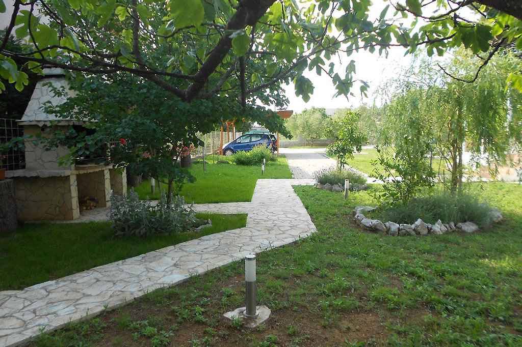 Ferienhaus 50 meter vom Meter mit großem Garten in Sukosan, Zadar