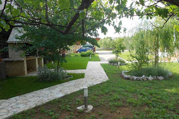 Ferienhaus 50 meter vom Meter mit großem Garten in Sukosan, Zadar