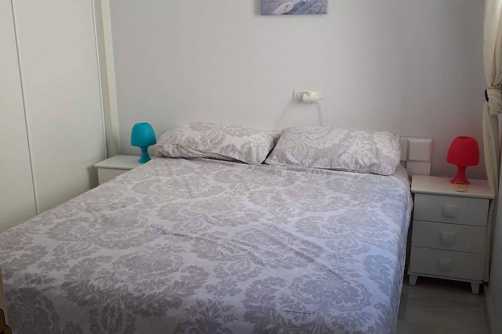 Entire apartment, Quiet sunny apartment, 3 min walk to beach, communal pools, terrace, Wifi A/C Tv in Playa La Bajadilla, Roquetas de Mar