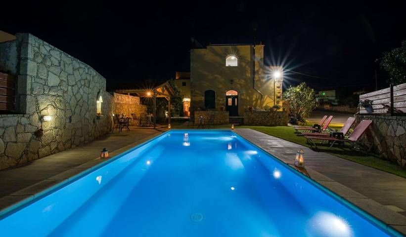 Ferienwohnung für 3 Personen, mit Terrasse und Garten sowie Pool in Chorafakia
