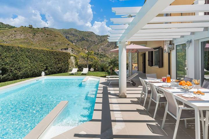 Villa per 8 persone, con Piscina a Castelmola