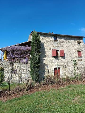 Gîte pour 5 personnes, avec terrasse ainsi que vue et jardin, animaux acceptés à Ailhon