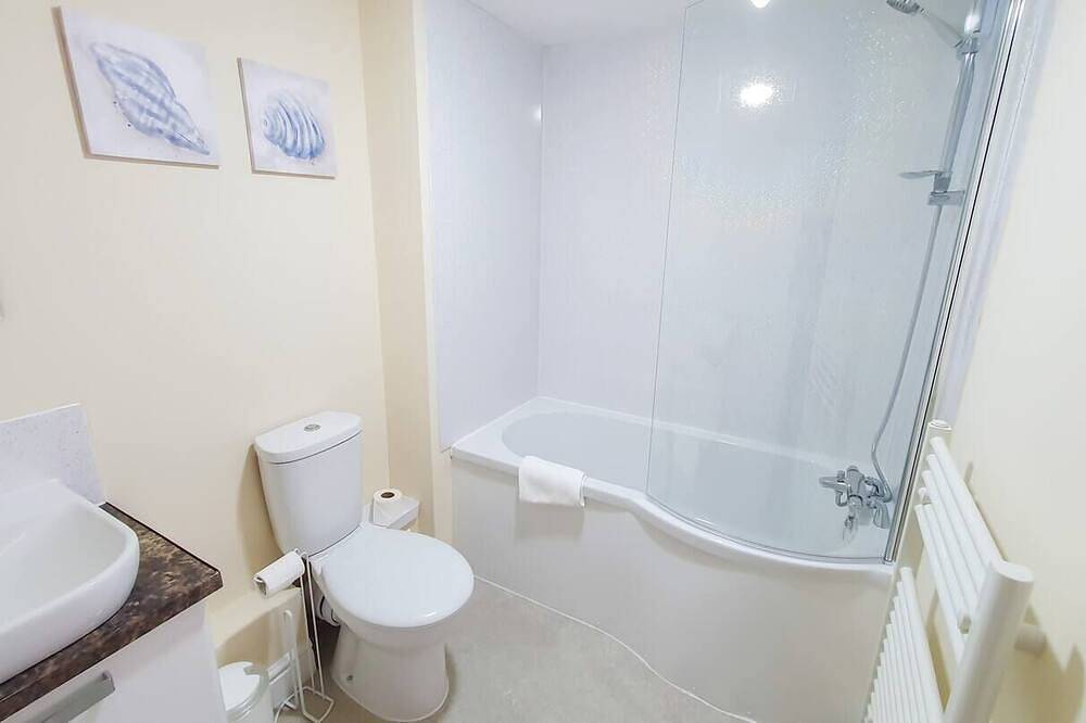 Entire apartment, Blue Orchid in Stroud by Golden Valley in Stroud, Gloucestershire