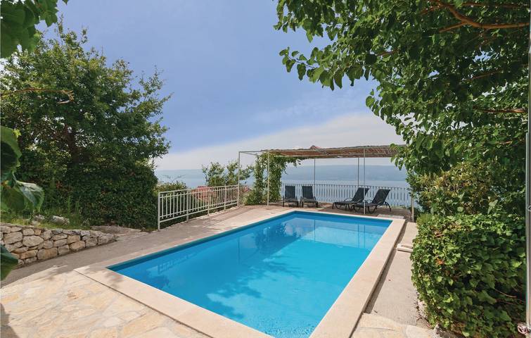 Ganze Ferienwohnung, Gemütliche Unterkunft, 1 km vom Strand entfernt: 2-Zimmer-Wohnung mit Pool und WLAN in Dugi Rat, Omis-Riviera