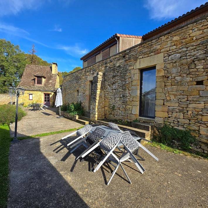Location de vacances pour 15 personnes, avec vue ainsi que jardin et piscine à Montignac - 2