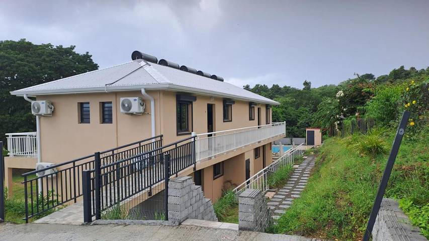 Gîte pour 4 personnes, avec terrasse et piscine à Saint-Pierre (ville) - 2