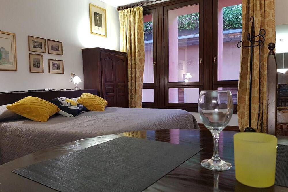 Apartamento entero, Estudio 'Otelia' con Wi-Fi y Aire Acondicionado in Cremona, Provincia de Cremona