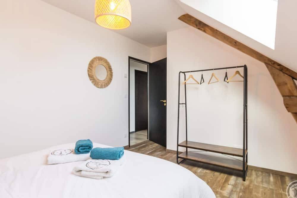 Apartamento entero, Apartamento con terraza, cocina equipada y juegos, a 38 km del Mont-Saint-Michel. in Parigny, Avranches region