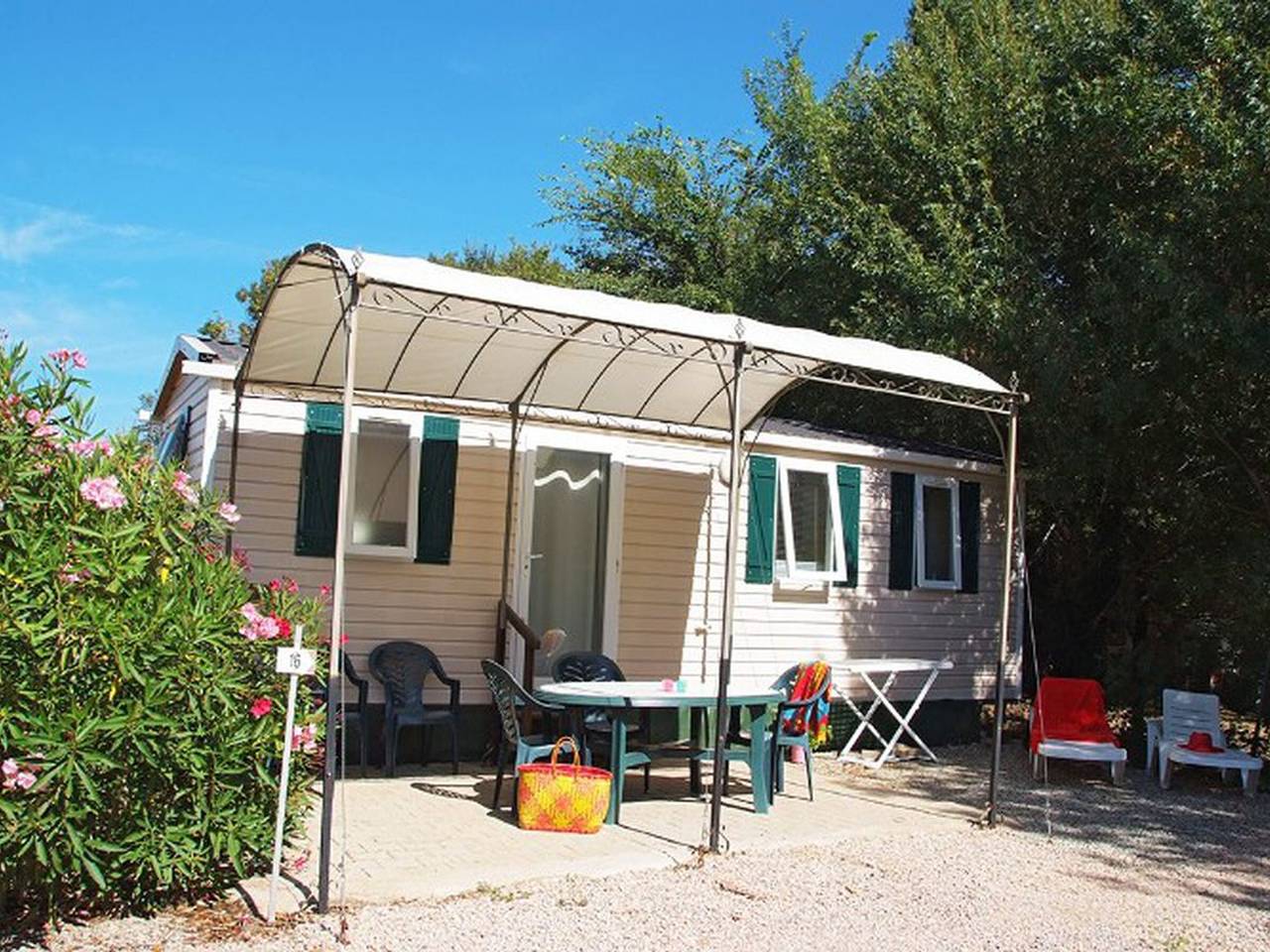 Camping pour 4 Personnes dans Roquebrune-sur-Argens, Région de Draguignan