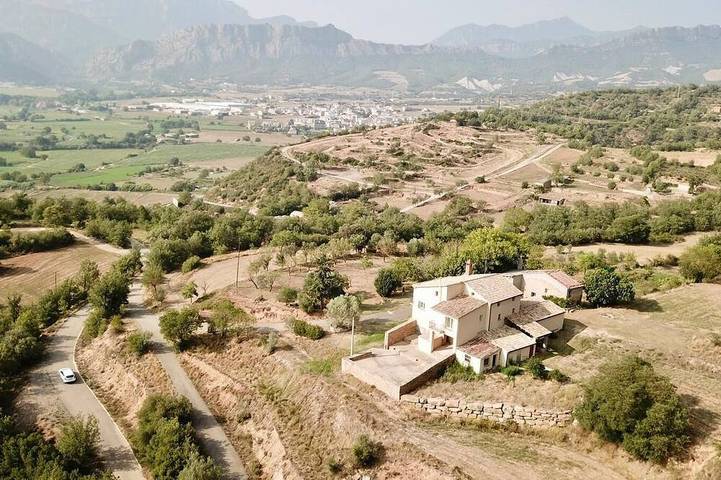 Gîte pour 9 personnes, avec jardin à Oliana
