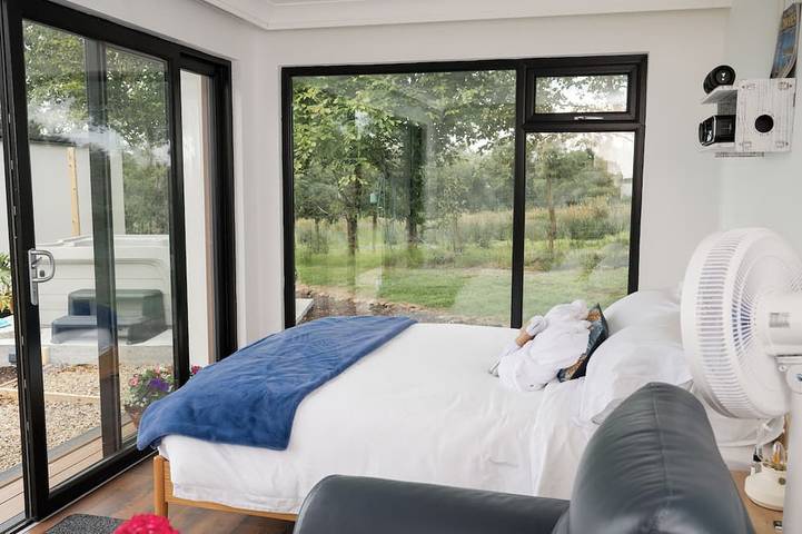 LakEscape Ródos: Waterfront Cabin with Private Hot Tub, Lough Erne in Grafschaft Fermanagh