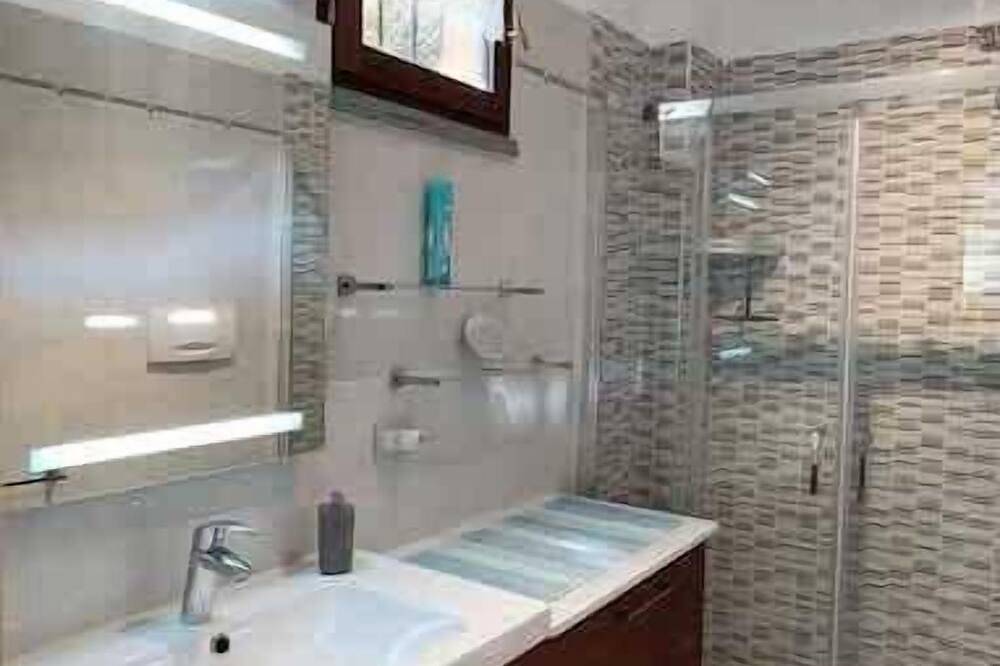 House with garden, swimming pool, parking in Arbosto, Domaso