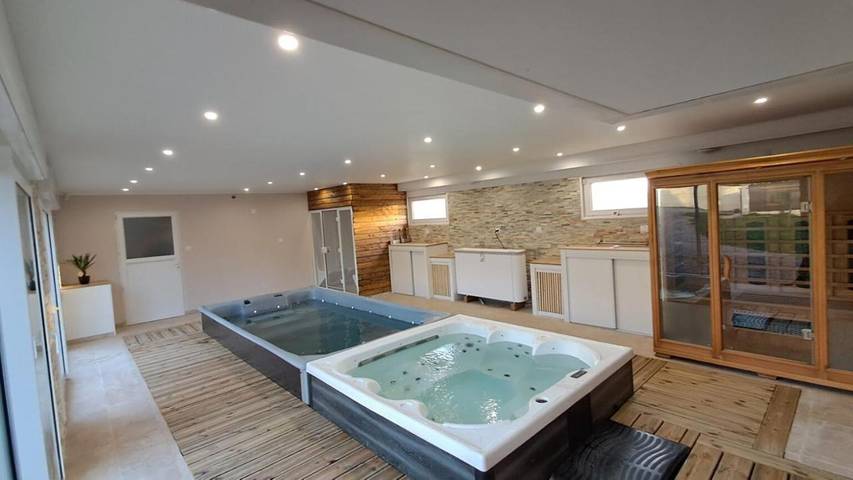 Location de vacances pour 4 personnes, avec Jacuzzi et Jardin ainsi que Piscine et Sauna dans Le Mage