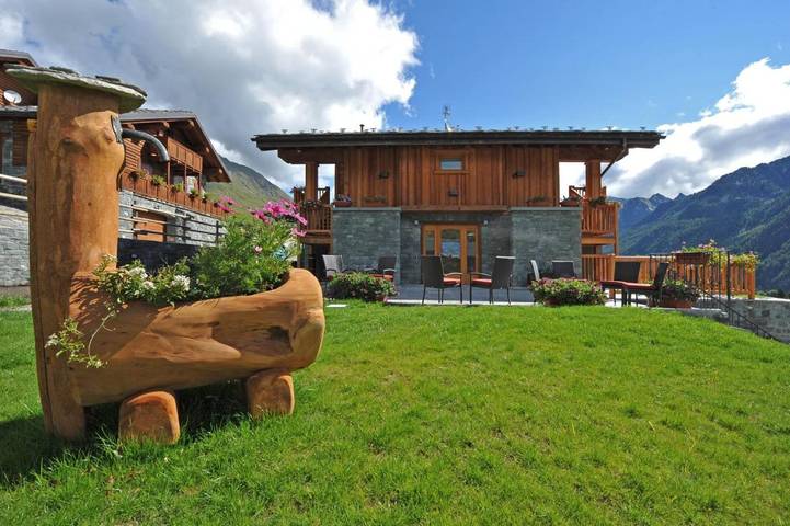 Location de vacances pour 2 personnes, avec Balcon et Terrasse ainsi que Jardin et Vue dans Antagnod