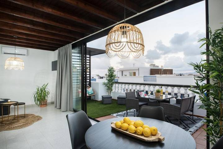 Location de vacances pour 2 personnes, avec Balcon ainsi que Terrasse et Vue à La Santa - 2