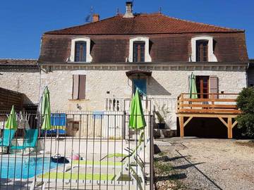 Location de vacances pour 10 personnes, avec jardin ainsi que terrasse et piscine à Rampieux