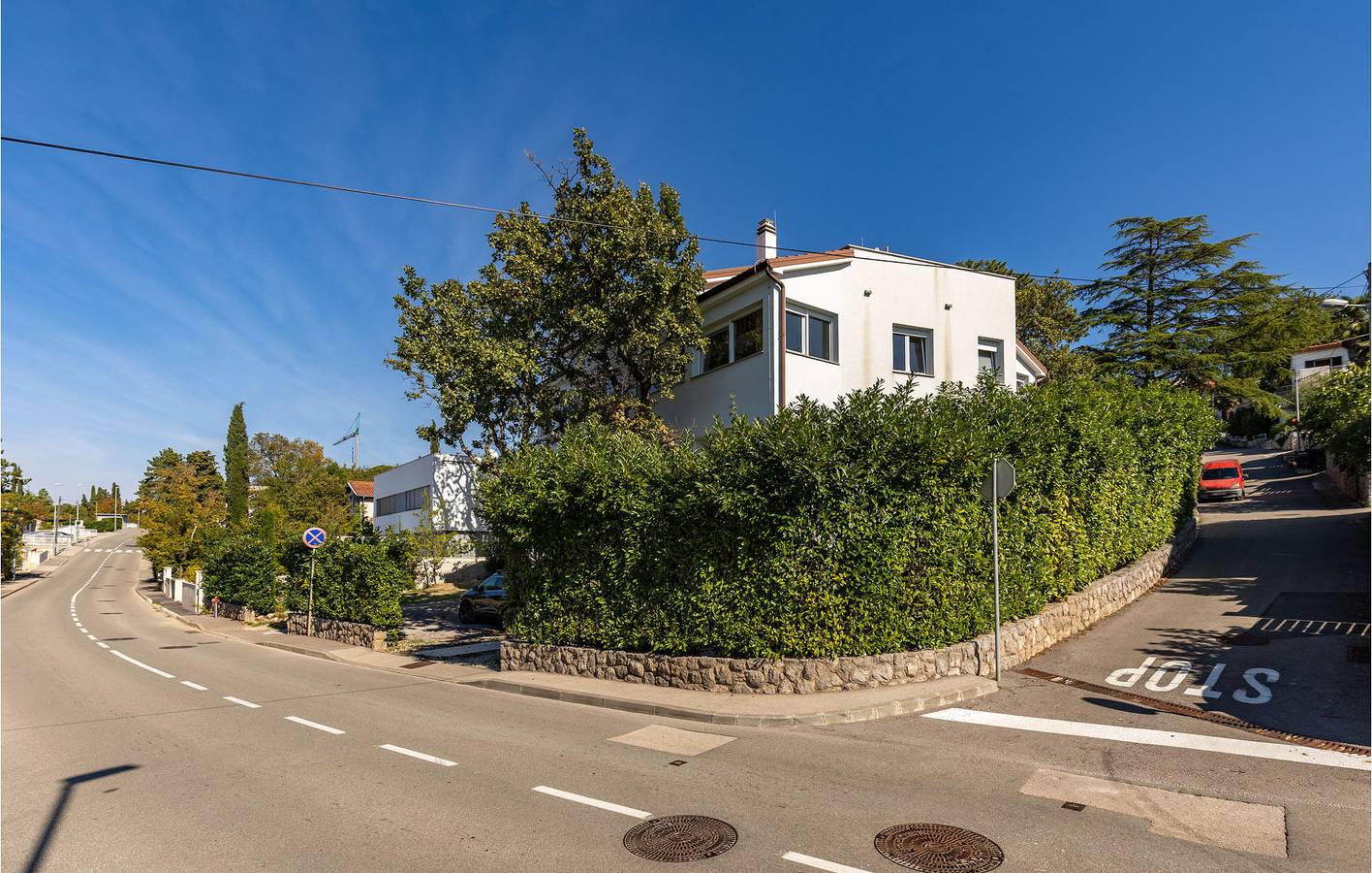 Ganze Ferienwohnung, Charmante Ferienwohnung mit Terrasse und Parkplatz, 2 km vom FKK-Strand entfernt in Njivice, Krk