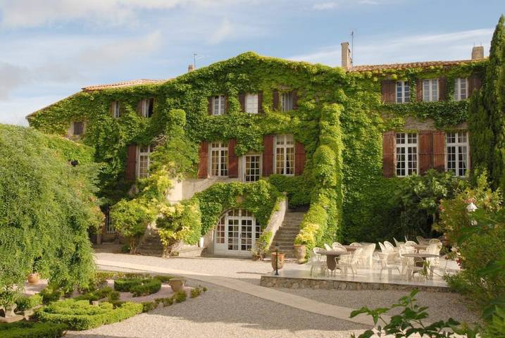 Location de vacances pour 28 personnes, avec piscine et jardin ainsi que jacuzzi et sauna à Floure