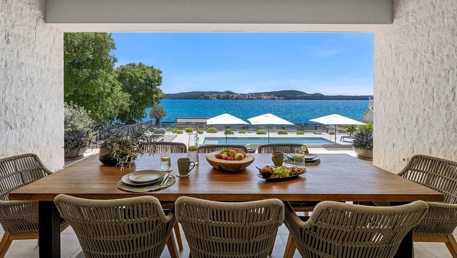 Beachfront Villa Luminara mit 4 Schlafzimmern, privatem Pool und Sauna in Trogir, Split-Dalmatien