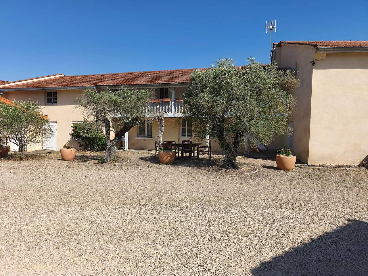 Gîte « Domaine de Collonges » avec terrasse privée et jardin privatif in Saint-Georges-de-Baroille, Région de Roanne