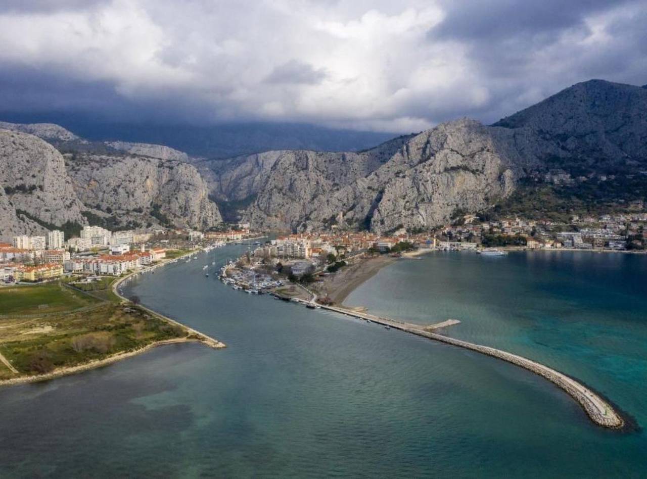 Villa für 15 Personen mit Balkon in Stanici, Omis-Riviera