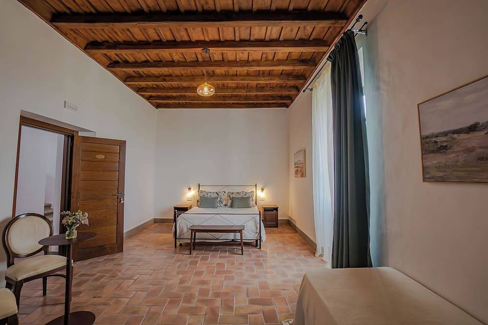 Historic farmhouse nestled in the Castelli Romani countryside in Velletri, Rom Provinz